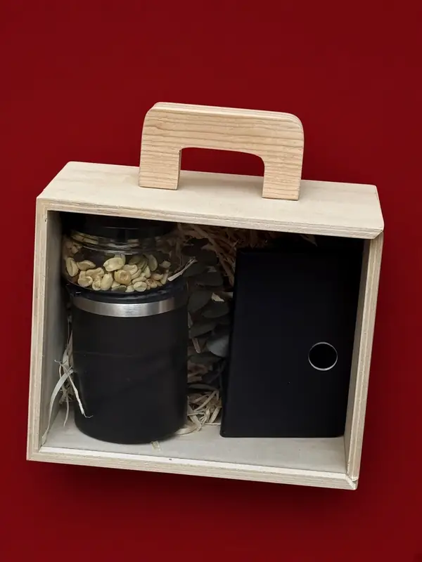 Caja con termo grabado y un frasco de botana
