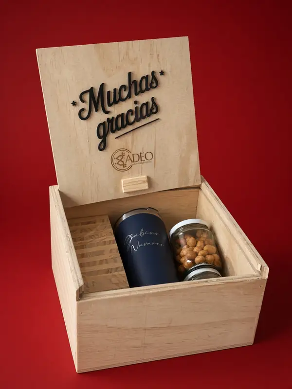 Caja de madera con acrílico, termo, juego de mesa y botanas