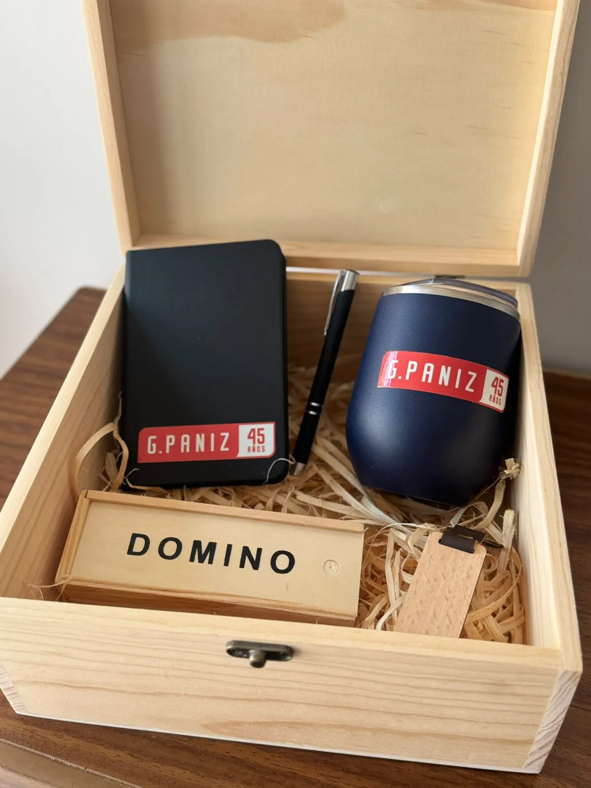 Caja corporativa de madera con termo y dominó