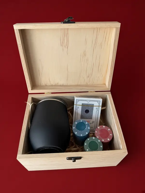 Caja de pino con termo whiskey y kit de poker