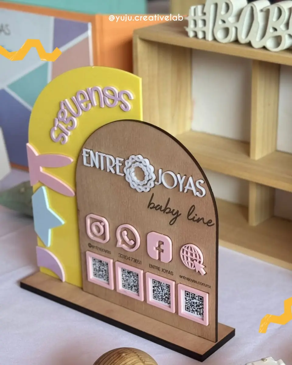 Letrero QR de acrílico y madera para mostrador
