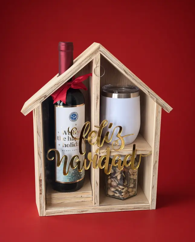 Casita de madera con vino, termo grabado y un frasco de botana