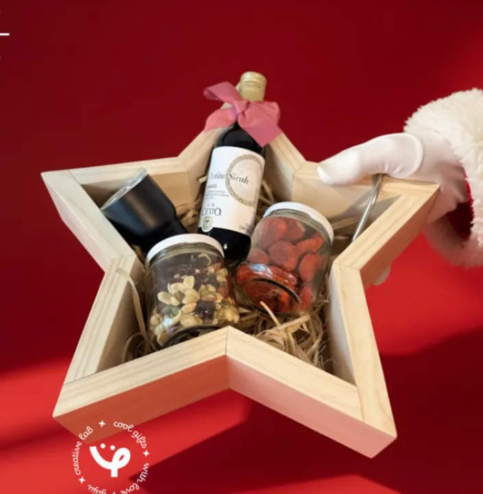 Caja de madera en forma de estrella con vino y botanas